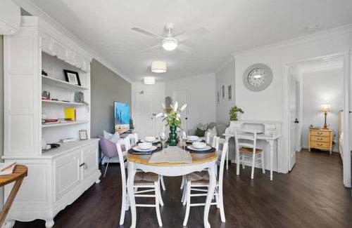 Southport Apartment | Coastal 1-Bed Apartment with Pool & Tennis Court