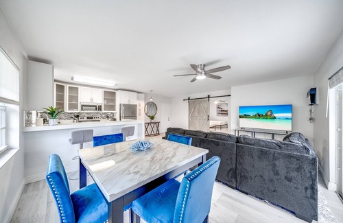 Coral Ridge Apartment | Coastal Beach Unit! Walk To Beach & Shops!
