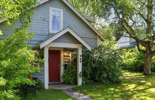 Downtown Anchorage Cabin | Coastal Cabin - Downtown Historical Log Home