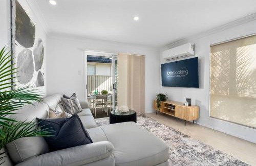 Surfers Paradise House | Coastal Central -3BR, Spa, Surfers Paradise, AC