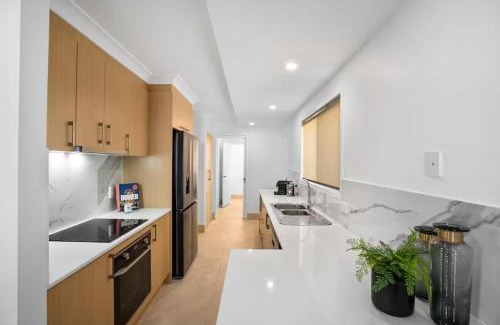 Surfers Paradise House | Coastal Central -3BR, Spa, Surfers Paradise, AC