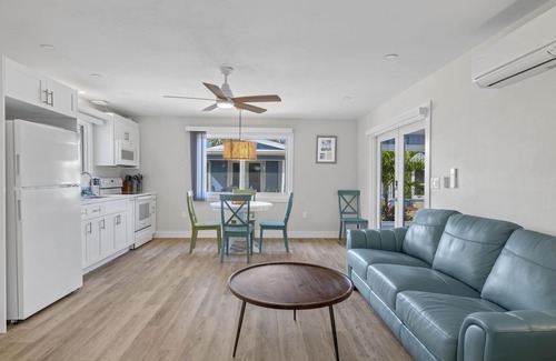 Sanibel House | coastal chic cottage "Heron" minutes to the beach! JULY SAVINGS!