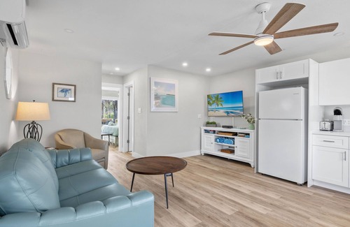 Sanibel House | coastal chic cottage "Heron" minutes to the beach! JULY SAVINGS!