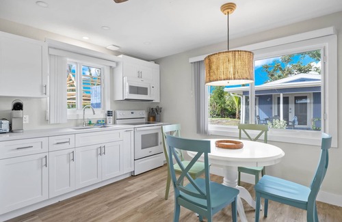 Sanibel House | coastal chic cottage "Heron" minutes to the beach! JULY SAVINGS!