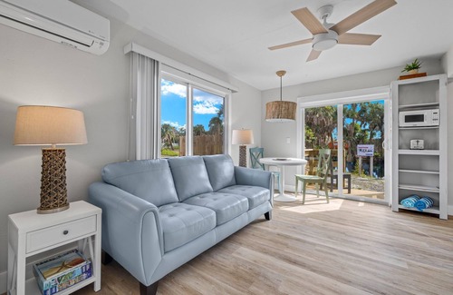 Gulf Ridge Cottage | Coastal Chic Cottage "Sandpiper" minutes to the beach! Free bikes