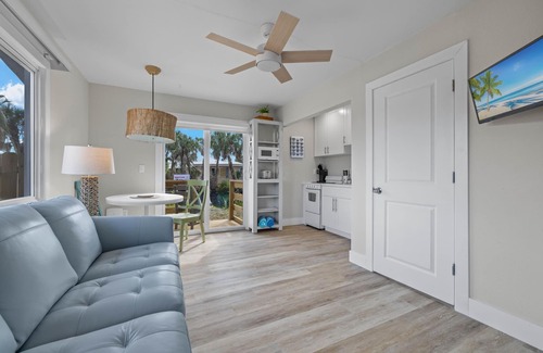 Gulf Ridge Cottage | Coastal Chic Cottage "Sandpiper" minutes to the beach! Free bikes