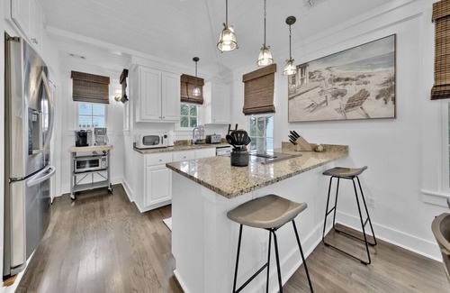 Sunnyside Cottage | Coastal Comfort 2 BR Cottage Private Pool
