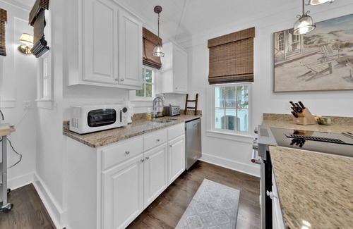 Sunnyside Cottage | Coastal Comfort 2 BR Cottage Private Pool