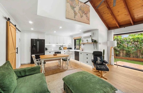 Burleigh Waters House | Coastal Comfort in Burleigh Heads Parking and WIFI