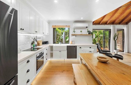 Burleigh Waters House | Coastal Comfort in Burleigh Heads Parking and WIFI