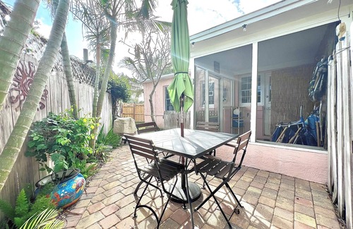 Cocoa Beach Cottage | Coastal Cottage 225 - Walk to Beach, King Bed