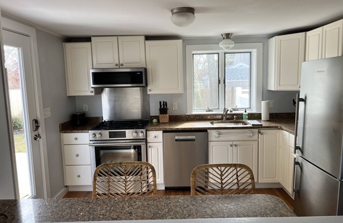Teaticket House | Coastal Cottage, steps from Great Pond and boat launch
