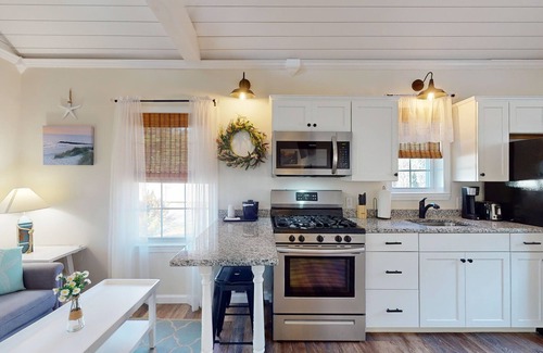 Lower Township Cottage | Coastal Estate – Private Cottage with King Bed & Pool Access