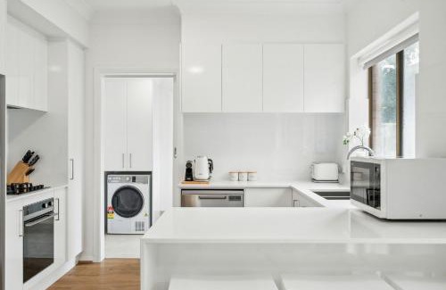 Glenelg South House | Coastal Luxury 3-Bed Townhouse 150m from Beach