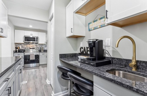 Coliseum Central Apartment | Coastal Retreat @ Coliseum| Pool, Bonus Rm, Gazebo