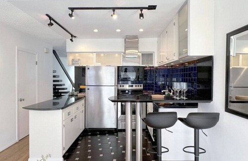 Wilshire Montana Apartment | Coastal Retreat Steps from the Santa Monica Beach