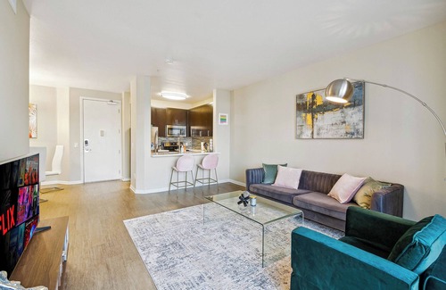 Del Rey Apartment | Coastal Retreat with Pool & Free Parking & Gym