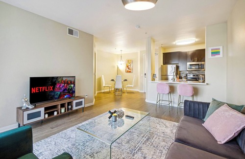 Del Rey Apartment | Coastal Retreat with Pool & Free Parking & Gym