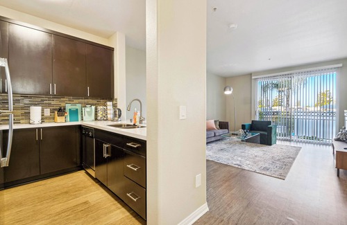 Del Rey Apartment | Coastal Retreat with Pool & Free Parking & Gym