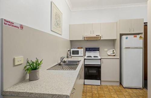 Sawtell Apartment | Coasters 9