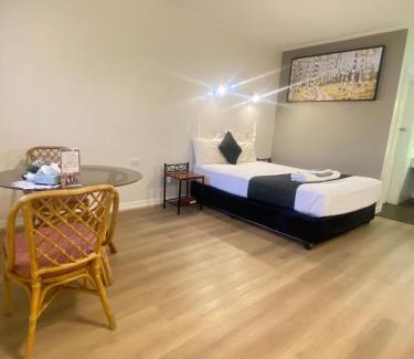 Hay Hotel | Cobb Inlander Motel