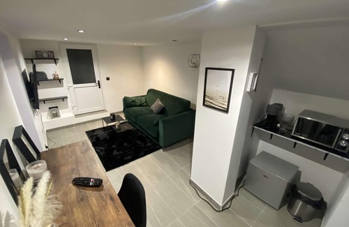 Epinay-sur-Seine Apartment | Cocooning Time: Jacuzzi and Sauna