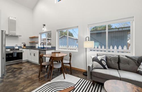 Brentwood-Darlington Apartment | Coda Guesthouse -New in 2024