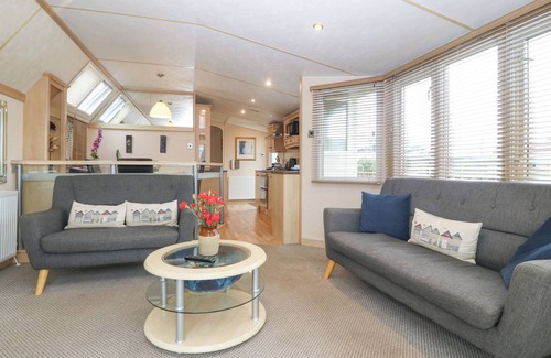 Trearddur Bay Cottage | COED LLAI LODGE, pet friendly, with a garden in Trearddur Bay
