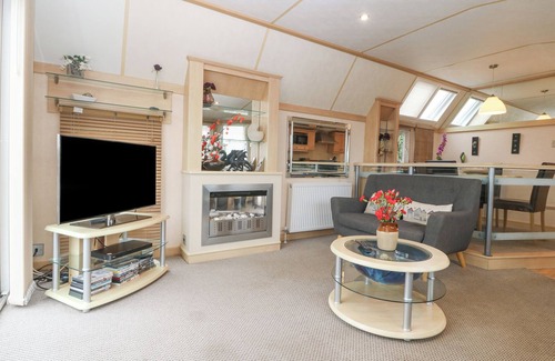 Trearddur Bay Cottage | COED LLAI LODGE, pet friendly, with a garden in Trearddur Bay