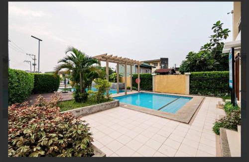 San Dionisio Apartment | Coho Staycation with Free swimming in Las Pinas