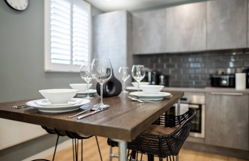 Butetown Apartment | Cohost Partners Cardiff Bay Retreat With Balcony