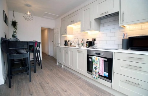 Cardiff Apartment | Cohost Partners Charming 2BR Retreat in Cardiff