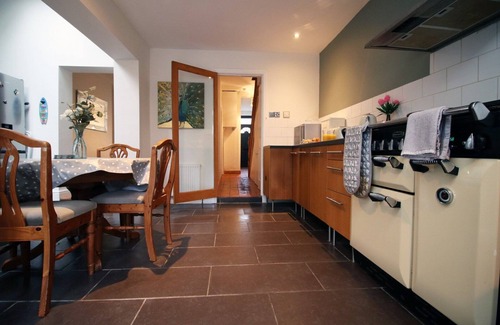 Splott House | Cohost Partners Modern Retreat in Cardiff