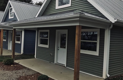 Colchester Cottage | Colchester cottages a stones throw away from beaches, wineries, marina, parks.
