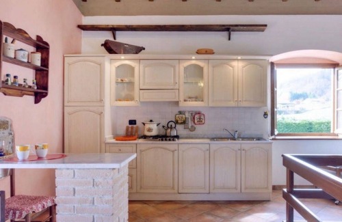 Camporgiano Villa | Collaprico, 8 bedrooms, 6 bathrooms, private pool, WIFI, walk down to village
