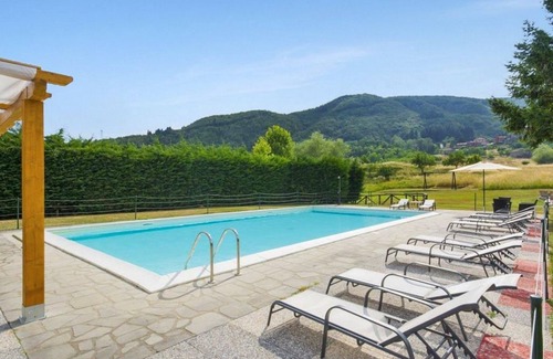 Camporgiano Villa | Collaprico, 8 bedrooms, 6 bathrooms, private pool, WIFI, walk down to village