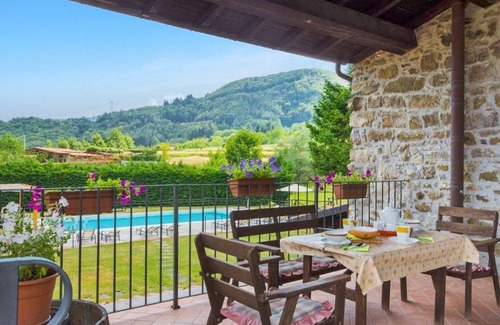 Camporgiano Villa | Collaprico, 8 bedrooms, 6 bathrooms, private pool, WIFI, walk down to village