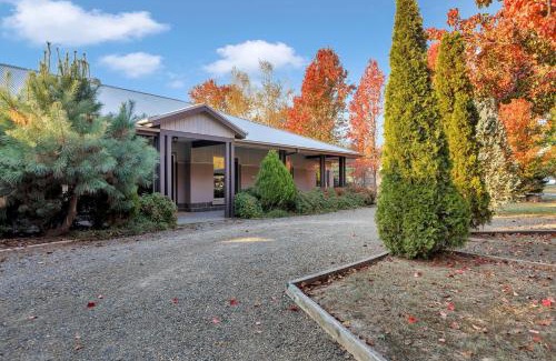 Bright House | Collins Retreat - 4 Bedroom home with Pool