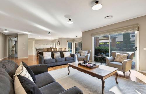 Bright House | Collins Retreat - 4 Bedroom home with Pool