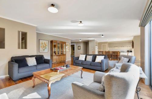 Bright House | Collins Retreat - 4 Bedroom home with Pool