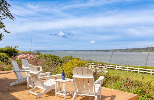 Langley House | Colonial Bluff House Above the Sea by AvantStay