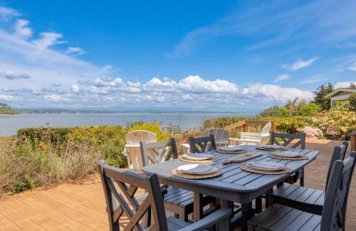 Langley House | Colonial Bluff House Above the Sea by AvantStay