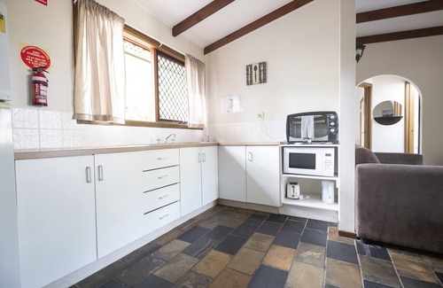 Urangan Hostel | Colonial Village Resort