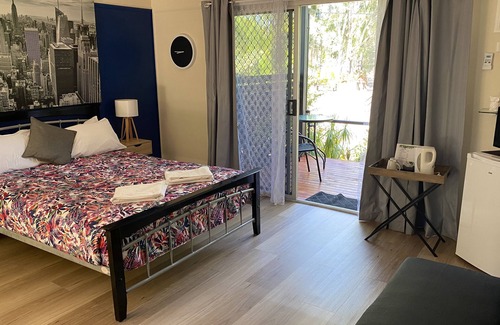 Urangan Hostel | Colonial Village Resort