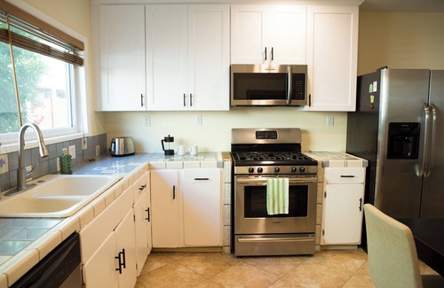 Pico House | Colorful 3-br townhome, huge kitchen in Santa Monica