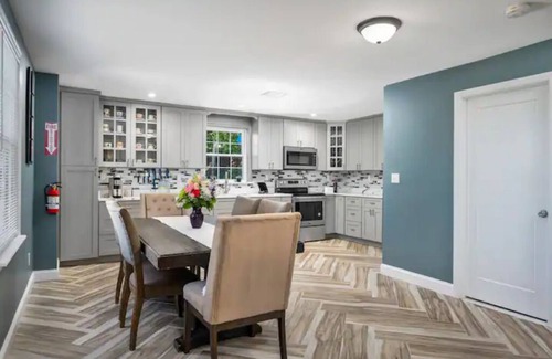 South Side Apartment | Colorful, Comfy & Modern - Close to NYC - Parking!