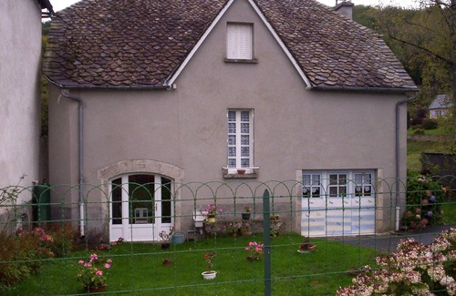 Forges House | Colorful house in a green hamlet