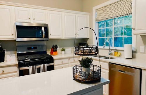 Huntcliff House | Columbia Lakeview Oasis - King Suite