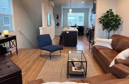 Troutdale House | Columbia River House - walk to Edgefield, town, food, art and more