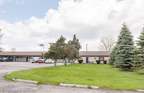 Riverview Apartment | Comfortable Brownstown Stay – Queen Bed and Private Bath